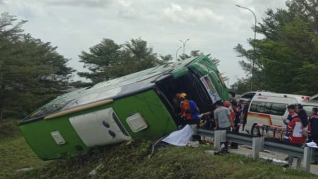 Bus yang mengangkut rombongan piknik kelurahan Bendan Ngisor Kota Semarang mengalami kecelakaan di Tol Pemalang-Batang KM 312B. Foto: Dok. Istimewa