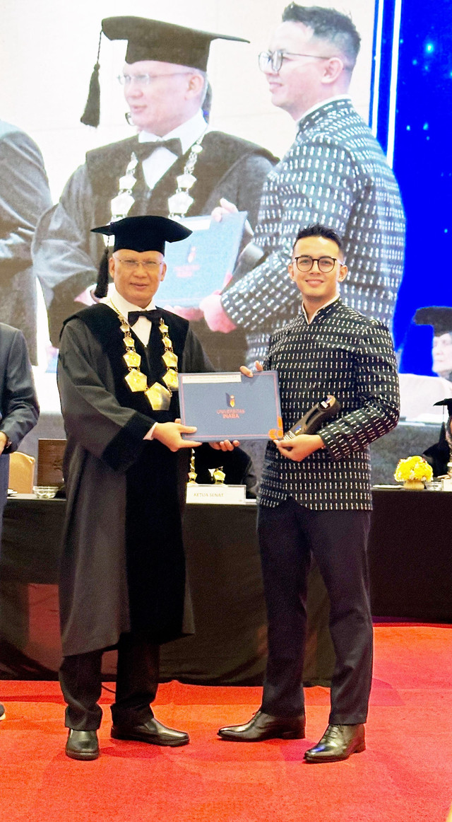 Dr Rizaldy Baihaqqy meraih penghargaan Alumni Berdampak Dunia Industri dalam INABA Award 2025 (dok: foto Riza Baihaqqy)