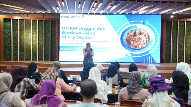 Manager Small Medium Enterprise (SME) Service II Khoirina Fajar saat memberikan paparan pada acara workshop bertajuk “GO DIGITAL, GROW FASTER” di Bandung, pada Kamis (16/10). Foto: dok. Telkom