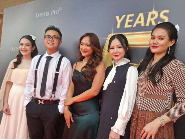 Marion Jola (tengah) dalam acara anniversary DermaPro SF ke 5. Foto: Dok. Istimewa