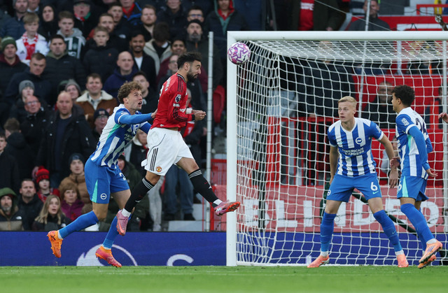 Bruno Fernandes dari Manchester United beraksi bersama Mats Wieffer dari Brighton & Hove Albion di Old Trafford, Manchester, Britania Raya - 25 Oktober 2025. Foto: REUTERS/Phil Noble
