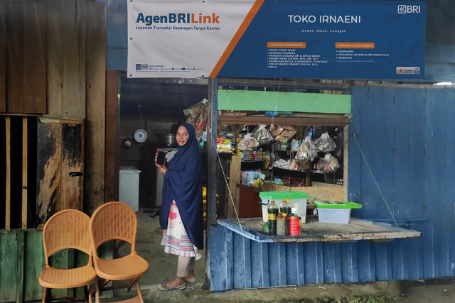 AgenBRILink Irnaeni menjadi penghubung layanan keuangan masyarakat di Kampung Nawa Mulia, Distrik Yapsi, Kabupaten Jayapura. Foto: Dok. BRI
