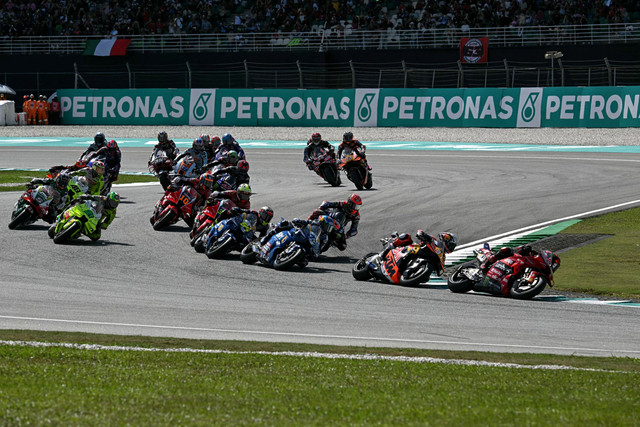 Sejumlah pebalap saat balapan MotoGP Grand Prix Malaysia di Sirkuit Internasional Sepang, Sepang, Malaysia, Minggu (26/10/2025). Foto: Lillian SUWANRUMPHA / AFP