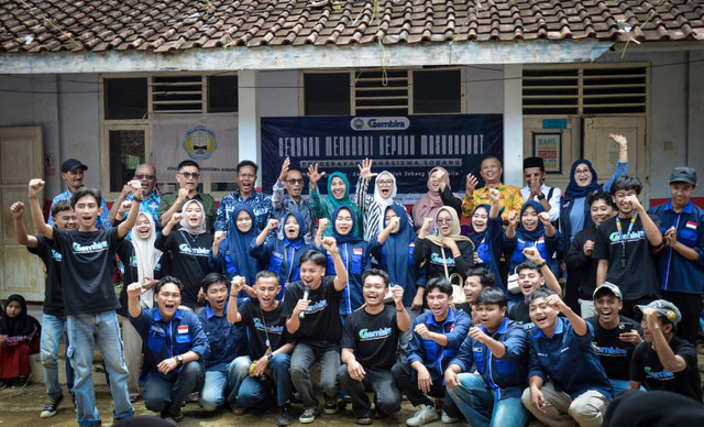 Foto bersama pergerakan mahasiswa sobang (PMS) dengan ketua TP PKK Kabupaten Lebak, Ny. Hj. Belia Hasbi Jayabaya. (Sumber: Dokumentasi panitia)