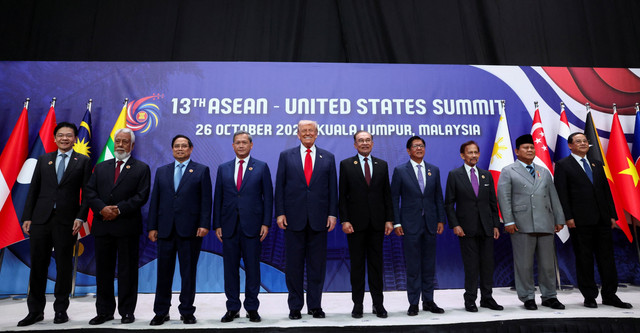 Presiden AS Donald Trump (kelima kiri) foto bersama dengan Presiden Prabowo Subianto (kedua kanan) dan pemimpin Asia Tenggara saat Konferensi Tingkat Tinggi (KTT) ke-47 ASEAN di Kuala Lumpur Convention Centre (KLCC), Malaysia, Minggu (26/10/2025). Foto: Evelyn Hockstein/REUTERS
