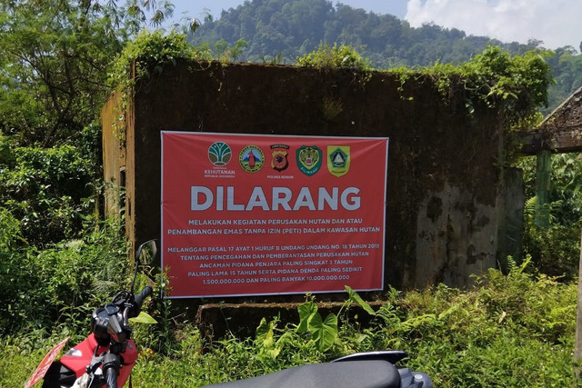 TNGHS memasang spanduk larangan menambang ilegal di sekitar Gunung Halimun Salak. Foto: TNGHS