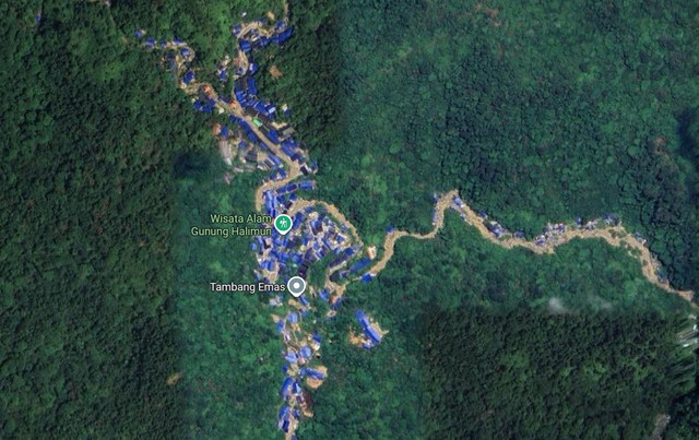 Tangkapan layar dari Google Maps yang menunjukkan ratusan tenda biru milik penambang emas ilegal di kaki Gunung Halimun, Jawa Barat, Minggu (26/10/2025). Foto: Google Maps