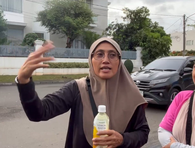 Aliyah (48), salah seorang pengunjung lapangan padel yang atapnya ambruk di Jakarta Barat. Foto: Abid Raihan/kumparan