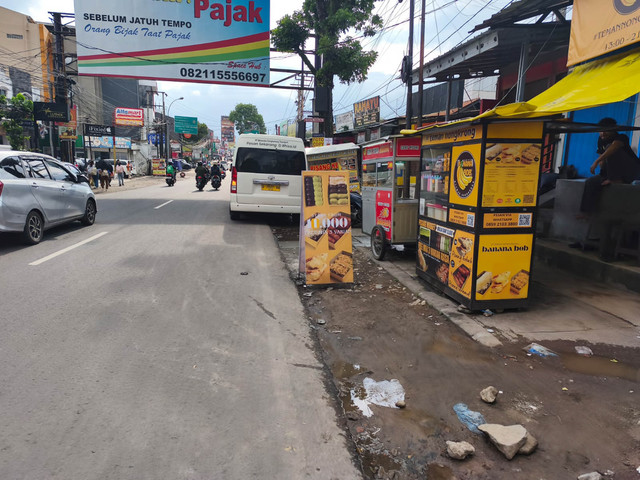 Kondisi trotoar di Jalan Raya Jatinangor, Kabupaten Sumedang, Minggu (26/10/2025). Foto: Linda Lestari/kumparan
