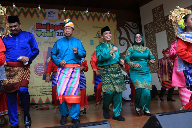 Gubernur Kalimantan Barat, Ria Norsan dan Ketua TP PKK Provinsi Kalimantan Barat, Erlina Ria Norsan, menari jepin bersama. Foto: Dok. Adpim Pemprov Kalbar