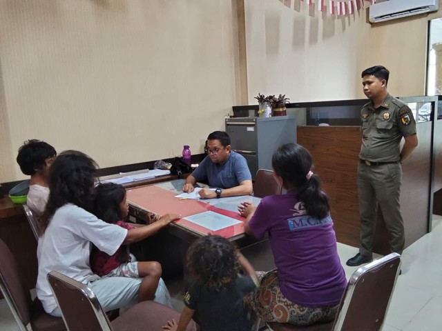 Satu keluarga di Pekanbaru diamankan Dinsos Pekanbaru karena mengemis. Foto: Dok. Istimewa