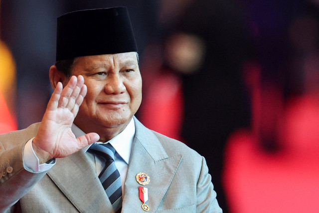 Presiden Indonesia Prabowo Subianto memberikan isyarat usai KTT ASEAN-Jepang ke-28, sebagai bagian dari KTT ASEAN ke-47 di Kuala Lumpur, Malaysia, Minggu (26/10/2025). Foto: Chalinee Thirasupa/REUTERS