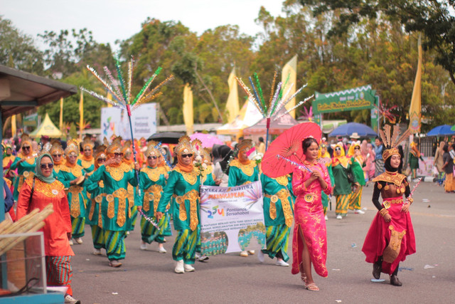 Parade Budaya dalam acara Jepin Massal untuk merayakan HUT ke-254 Kota Pontianak pada Minggu pagi, 26 Oktober 2025. Foto: Dok. Hi!Pontianak
