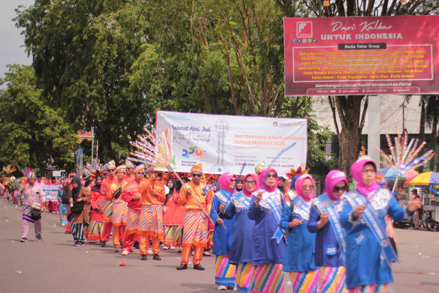 Peserta melakukan parade budaya di depan kawasan Taman Alun Kapuas. Foto: Dok. Hi!Pontianak