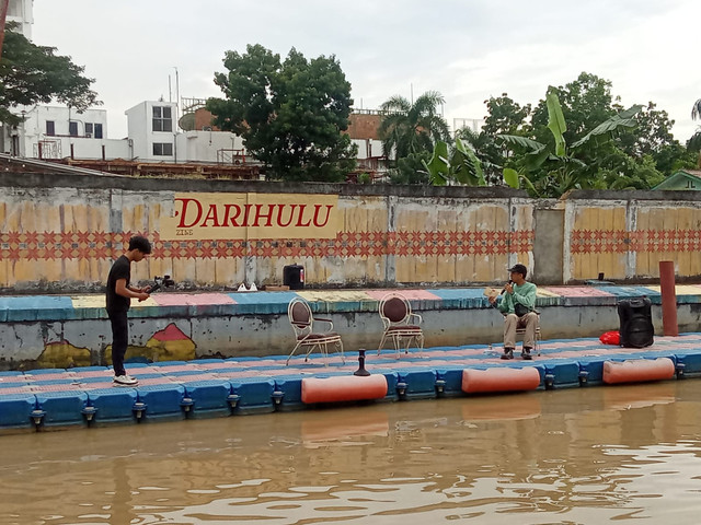 Suasana peluncuran Zine Darihulu di Sungai Jeramba Karang, Jalan Merdeka Kota Palembang/Anyelir. 