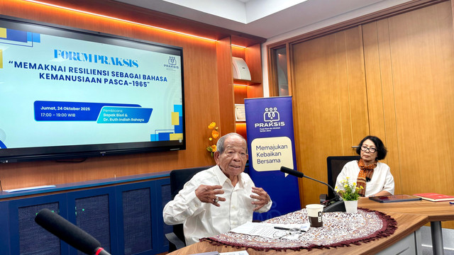 Penyintas asal Banten, Bisri, memberi kesaksian dalam Forum PRAKSIS seri ke-14. Foto: Dok. Istimewa