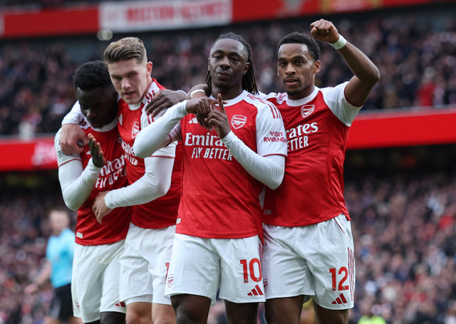 Eberechi Eze merayakan gol pertamanya bersama Viktor Gyokeres, Jurrien Timber, dan Bukayo Saka dari Arsenal pada pertandingan Liga Inggris antara Arsenal vs Crystal Palace di Stadion Emirates, London, Minggu (26/10/2025). Foto: Paul Childs/REUTERS