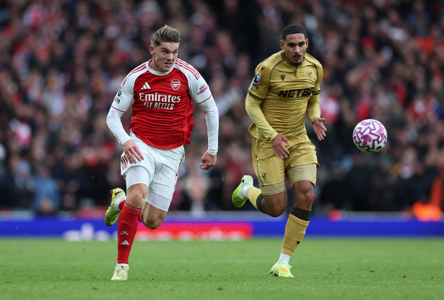 Viktor Gyokeres dari Arsenal beraksi bersama Maxence Lacroix dari Crystal Palace pada pertandingan Liga Inggris antara Arsenal vs Crystal Palace di Stadion Emirates, London, Minggu (26/10/2025). Foto: Paul Childs/REUTERS
