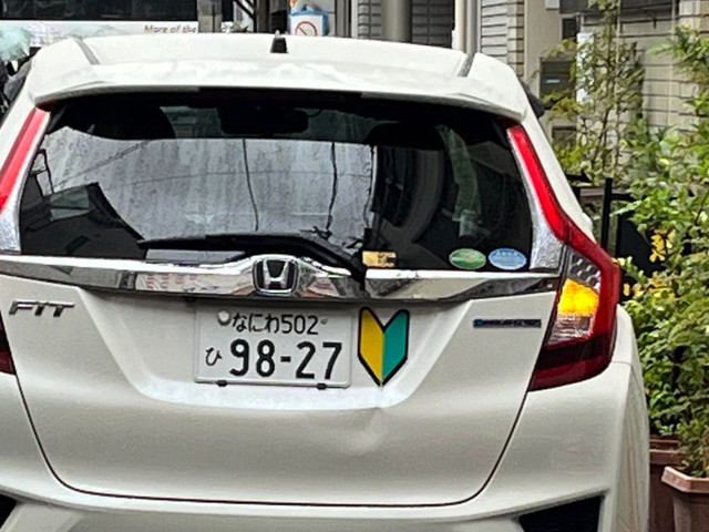 Tanda Shoshinsha untuk pengemudi pemula di Jepang. Foto: Fitra Andrianto/kumparan