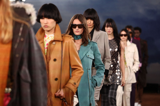 Koleksi Burberry SS26 di London Fashion Week 2025. Foto: AFP/HENRY NICHOLLS