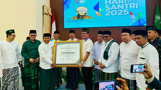 Penyerahan penghargaan kepada Wali Kota Manado dari PCNU Kota Manado di peringatan Hari Santri Nasional 2025.