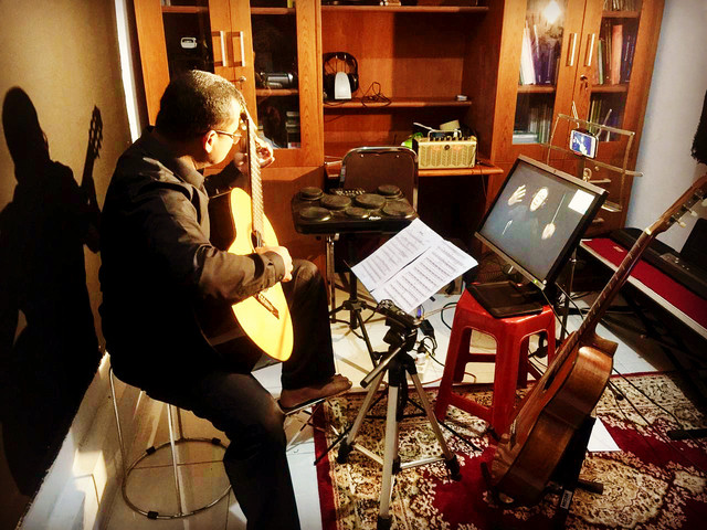 Penulis mempersiapkan salah satu repertoar Konser Virtual Yogyakarta Guitar Orchestra (2021)