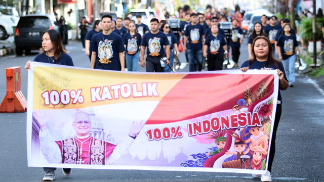 Pawai pelaksanaan Festival Liturgi, Seni dan Olahraga (LiSeRa) Orang Muda Katolik (OMK) Kevikepan Tomohon.