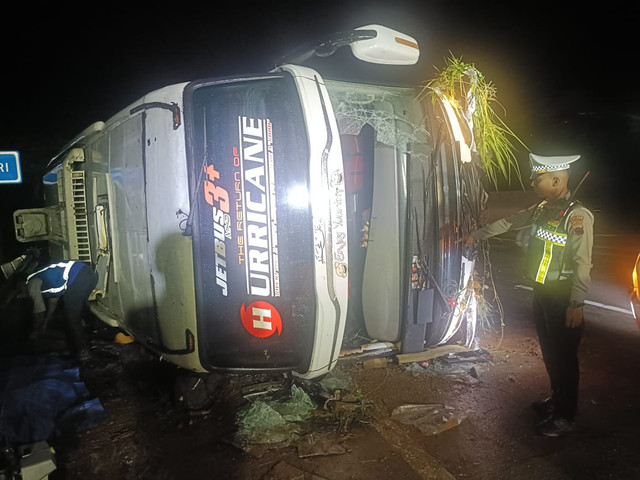 Polisi menangani Bus PO Haryanto yang mengalami kecelakaan tunggal di Tol Batang, Kabupaten Batang, Jawa Tengah. Foto: Polres Batang