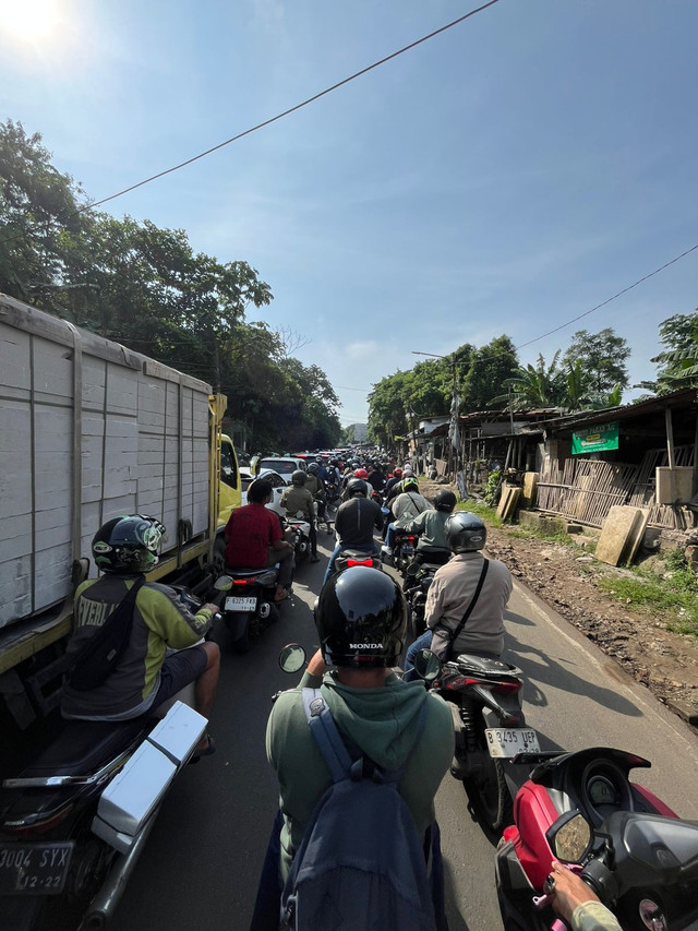 Sejumlah kendaraan terjebak macet parah jalan Pondok Cabe arah SouthCity, Tangerang Selatan, Senin (27/10/2025). Foto: Reza Aditya Ramadhan/kumparan