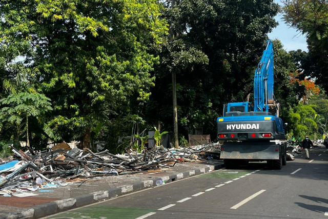 Alat berat membongkar bangunan di Pasar Barito, Jakarta Selatan, Senin (27/10/2025). Foto: Rayyan Farhansyah/kumparan