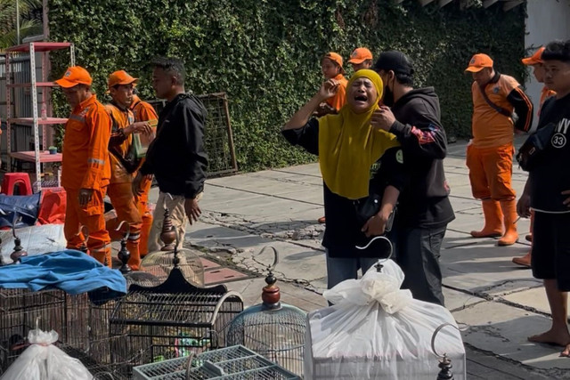 Salah satu pedagang hewan yang menagis akibat hewan dagangannya mati saat proses pembongkaran Pasar Barito, Jakarta Selatan, Senin (27/10/2025). Foto: Rayyan Farhansyah/kumparan