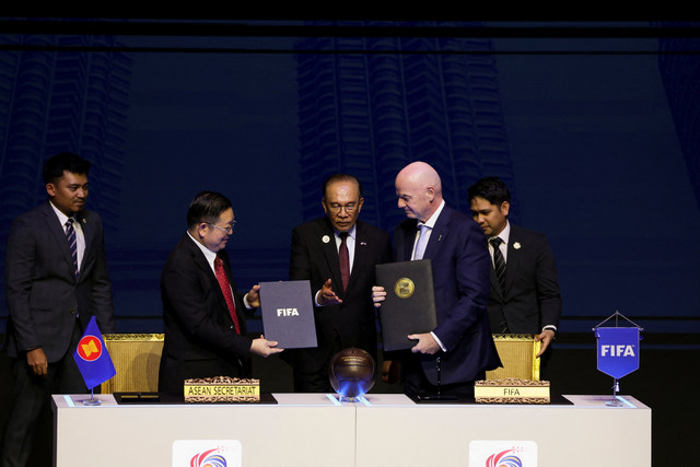 Sekjen ASEAN Kao Kim Hourn, Perdana Menteri Malaysia Anwar Ibrahim, dan Presiden FIFA Gianni Infantino menghadiri upacara penandatanganan nota kesepahaman ASEAN-FIFA di sela-sela KTT ASEAN ke-47 di Kuala Lumpur, Malaysia, Minggu (26/10/2025). Foto: Edgar Su/REUTERS