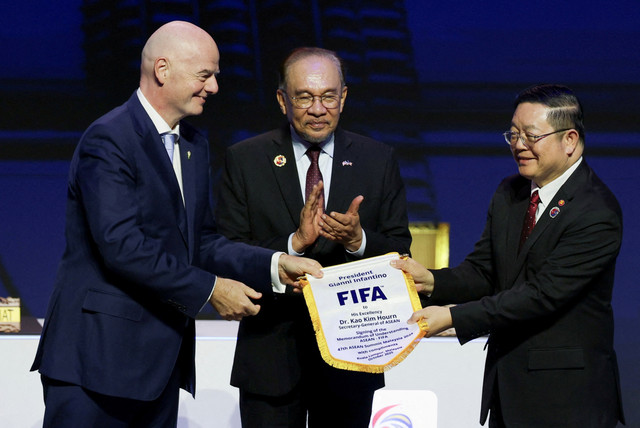 Sekjen ASEAN Kao Kim Hourn, Perdana Menteri Malaysia Anwar Ibrahim, dan Presiden FIFA Gianni Infantino menghadiri upacara penandatanganan nota kesepahaman ASEAN-FIFA di sela-sela KTT ASEAN ke-47 di Kuala Lumpur, Malaysia, Minggu (26/10/2025). Foto: Edgar Su/REUTERS