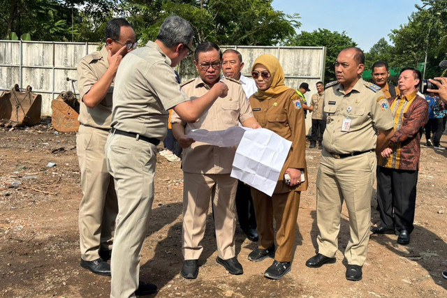 Gubernur DKI Jakarta Pramono Anung meninjau lahan di RS Sumber Waras, Jakarta, Senin (27/10/2025). Foto: Amira Nada Fauziyyah/kumparan