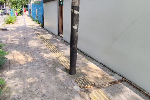 Rambu kuning trotoar bagi penyandang disabilitas berjalan kaki di Jakarta Barat, Senin (27/10/2025). Foto: Rachmadi Rasyad/kumparan