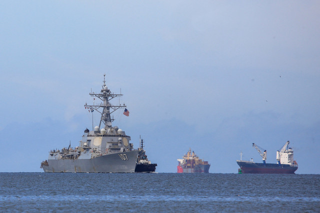 Kapal perusak Angkatan Laut AS USS Gravely (DDG-107) tiba di pelabuhan Port of Spain, Trinidad dan Tobago, Minggu (26/10/2025). Foto: Andrea De Silva/REUTERS