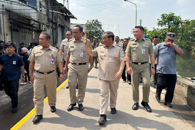 Gubernur DKI Jakarta Pramono Anung meninjau jalan beda tinggi di Jalan Inspeksi Kali Duri, Penjaringan, Jakarta Utara, Senin (27/10/2025). Foto: Amira Nada Fauziyyah/kumparan