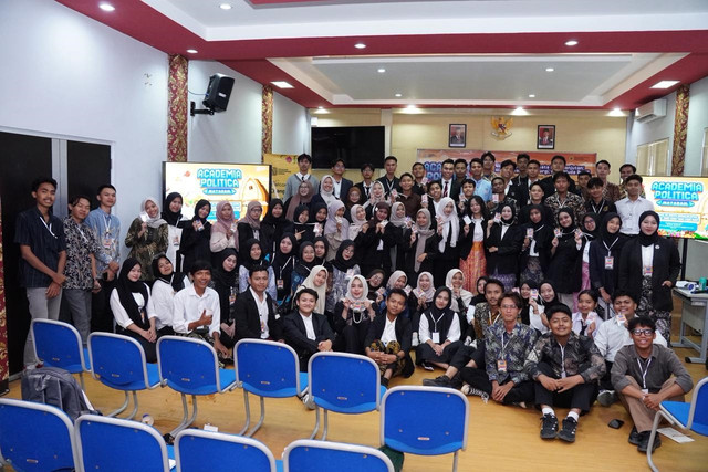 Diskusi Academia Politica bertema "Wisata Toxic vs Wisata Berkelanjutan: Alam Rusak, Turis Pergi, Anak Muda Rugi?" bersama mahasiswa Program Studi Ilmu Sosiologi Universitas Mataram, Sabtu (25/10/2025). Foto: Dok. Istimewa