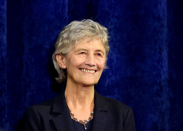 Presiden Irlandia yang baru Catherine Connolly tersenyum kepada para pendukungnya di Kastil Dublin, Irlandia, Sabtu (25/10/2025). Foto: Peter Morrison/AP PHOTO