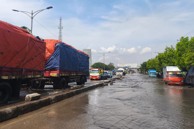 Situasi Jalan Pantura Semarang-Demak, Genuk, Kota Semarang, Senin (27/10/2025). Foto: Dok. Istimewa