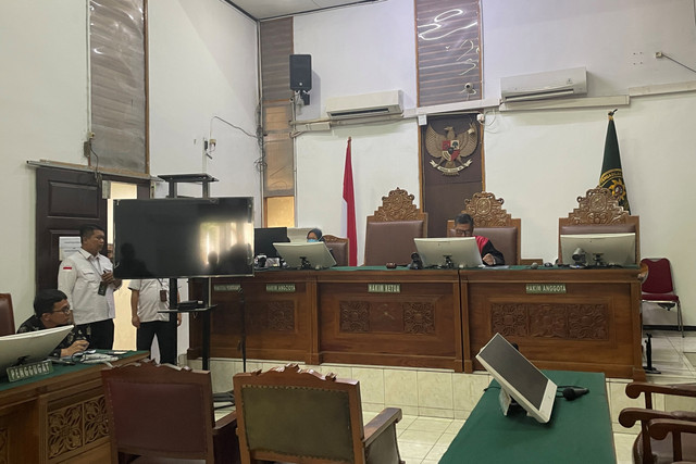 Sidang pengucapan putusan gugatan praperadilan yang diajukan oleh mahasiswa Universitas Riau (Unri), Khariq Anhar, terkait sah atau tidaknya penetapan tersangka oleh Polda Metro Jaya, di PN Jakarta Selatan, Senin (27/10/2025). Foto: Fadhil Pramudya/kumparan