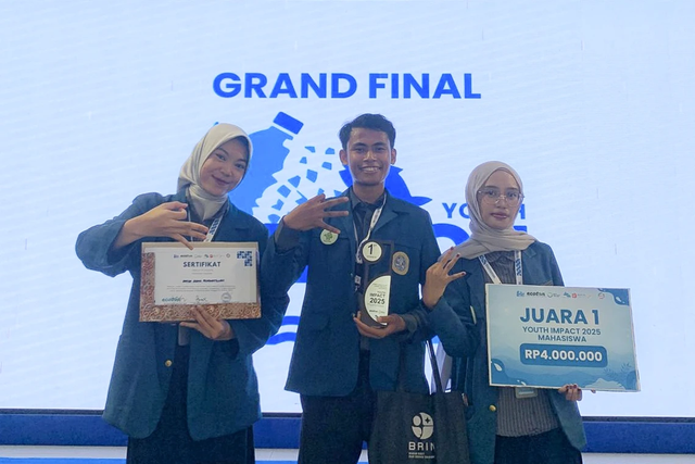 Mahasiswa UNAIR bikin kemasan makanan ramah lingkungan dari limbah pisang dan singkong. Foto: Universitas Airlangga
