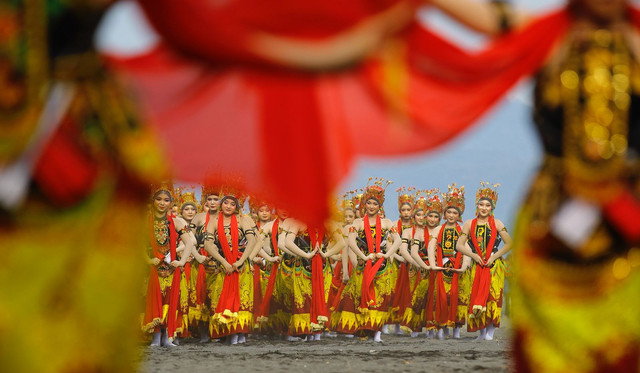 Setahun Persiapan,1.300 Perempuan Menari Gandrung Sewu di Pantai Boom Banyuwangi (1)