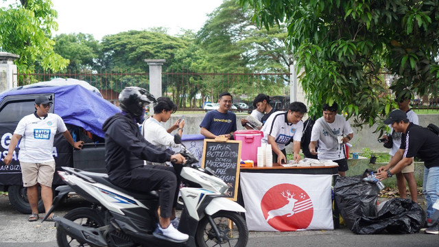 Kegiatan penukaran sampah dengan zine dan susu di depan Stadion Sultan Agung, Bantul, sebelum laga kandang PSIM Yogyakarta. Foto: Pandangan Jogja/Gigih Imanadi