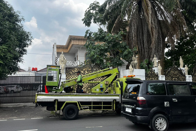 Dinas Pertamanan dan Hutan DKI Jakarta melakukan monitoring terkait pohon tumbang di Pondok Indah, Jakarta Selatan, Senin (27/10/2025). Foto: Rayyan Farhansyah/kumparan