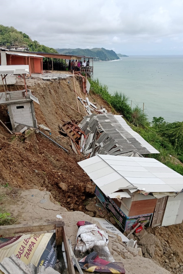 Kondisi longsor lereng Jalur Lintas Selatan (JLS) Desa Rejosari, Kecamatan Kalidawir, Tulungagung, Minggu (26/10/2025). Foto: BPBD Jawa Timur