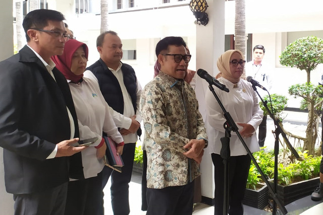 Menko Bidang Pemberdayaan Masyarakat Muhaimin Iskandar dan Menteri PPPA Arifatul Choiri Fauzi di Kantor Kementerian Koordinator Bidang Pemberdayaan Masyarakat pada Senin (27/10/2025). Foto: Rachmadi Rasyad/kumparan