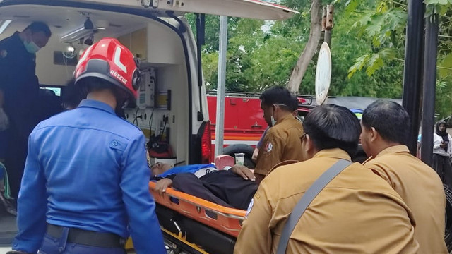 Petugas saat evakuasi warga Desa Ngumpakdalem, Kecamatan Dander, Kabupaten Bojonegoro, yang pingsan di atap rumahnya. Senin (27/10/2025) (Aset: Istimewa)