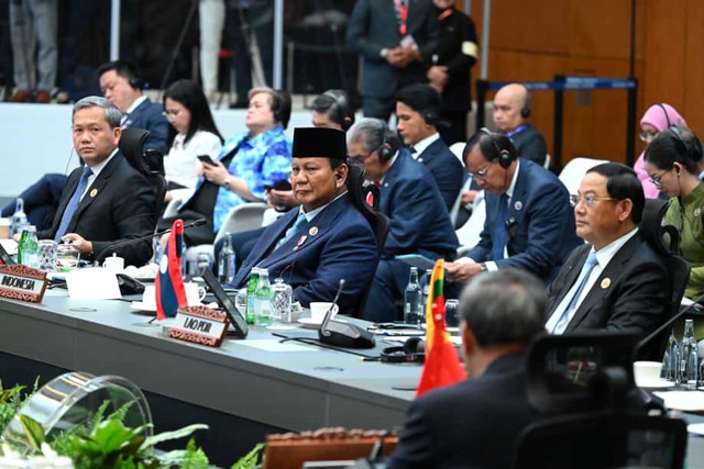 Presiden Prabowo Subianto menghadiri Konferensi Tingkat Tinggi (KTT) ke-28 ASEAN Plus Three (APT) yang digelar di Kuala Lumpur Convention Centre (KLCC), Malaysia, Senin (27/10/2025). Foto: Kris/Biro Pers Sekretariat Presiden