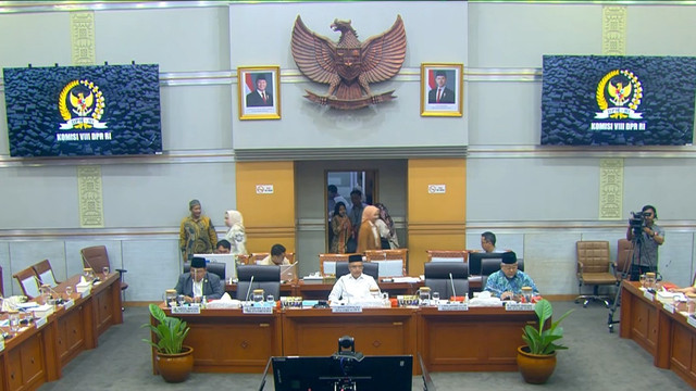 Rapat kerja Komisi VIII DPR RI bersama Kementerian Haji dan Umrah di Kompleks Parlemen, Senayan, Jakarta Pusat pada Senin (27/10/2025). Foto: Youtube/ TV Parlemen